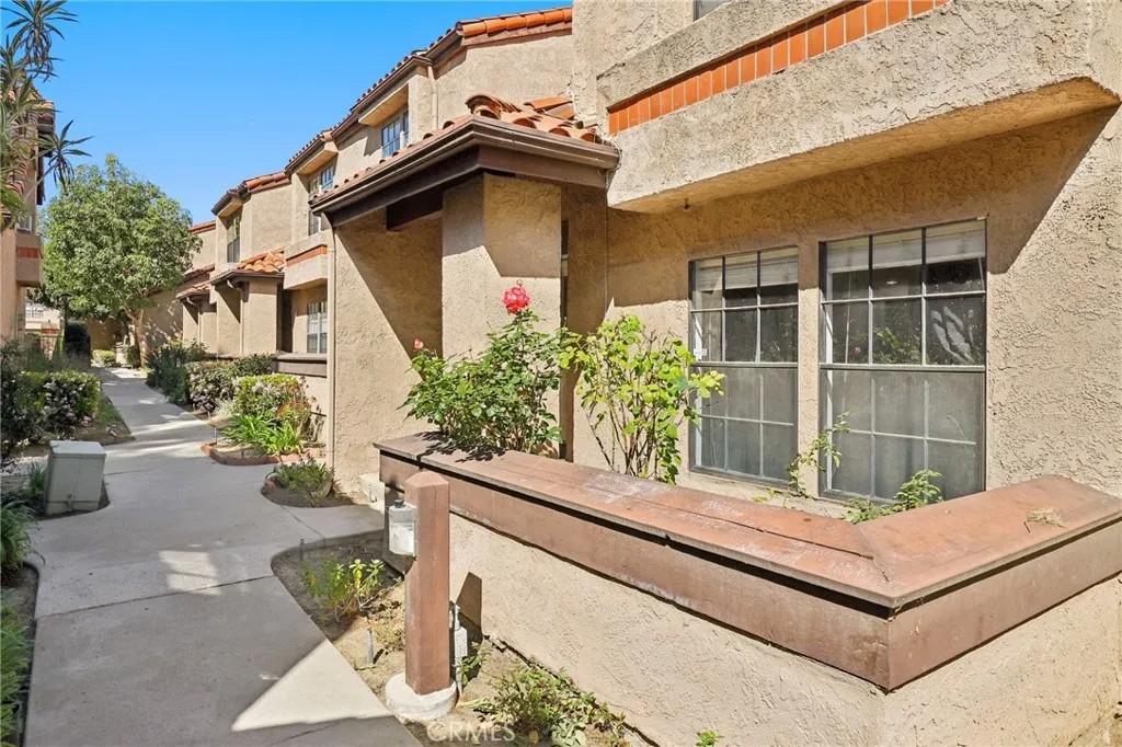 337 E Chapman