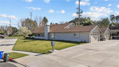 Photo of 19002 Avenue Of The Oaks, Newhall, CA 91321 (MLS # SR26028088)