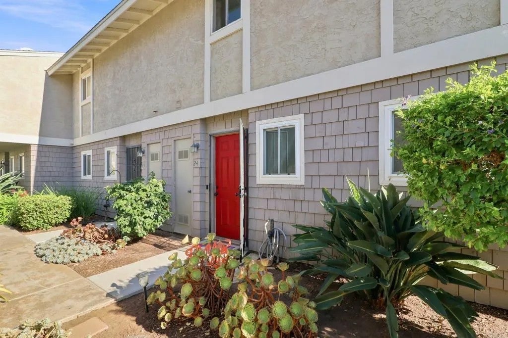 2112 E Vista Way 24