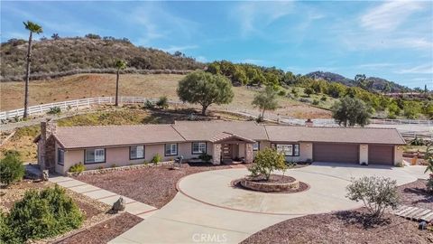 Photo of 45400 Via Vaquero, Temecula, CA 92590 (MLS # SW26002133)