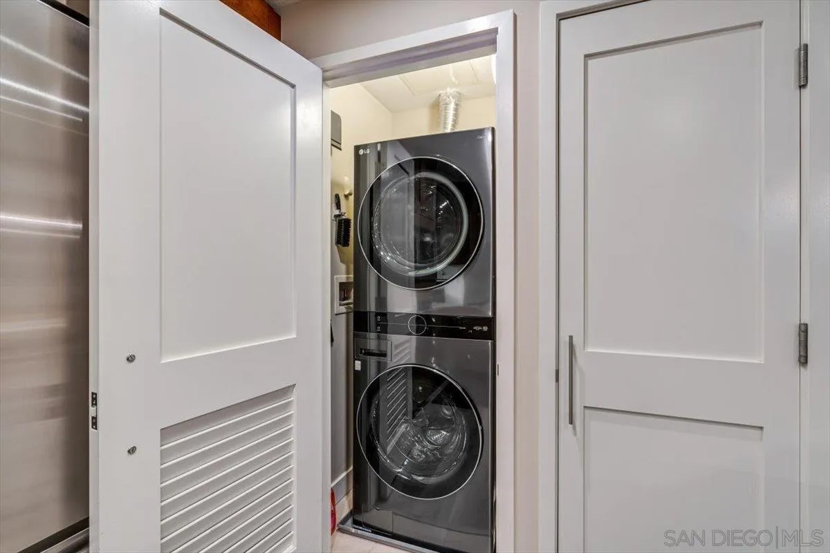 700 W E St 805