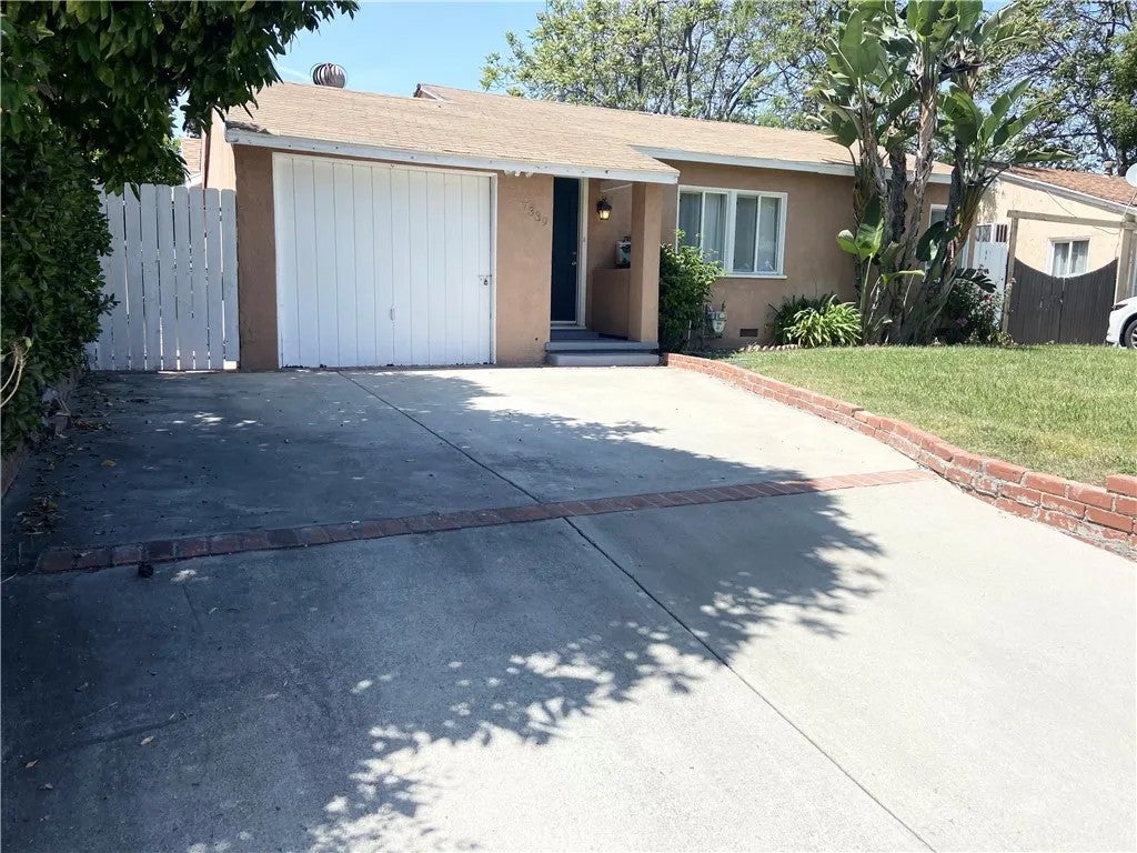 Photo of 7339 White Oak Ave, Reseda, CA 91335 (MLS # SR26171324)