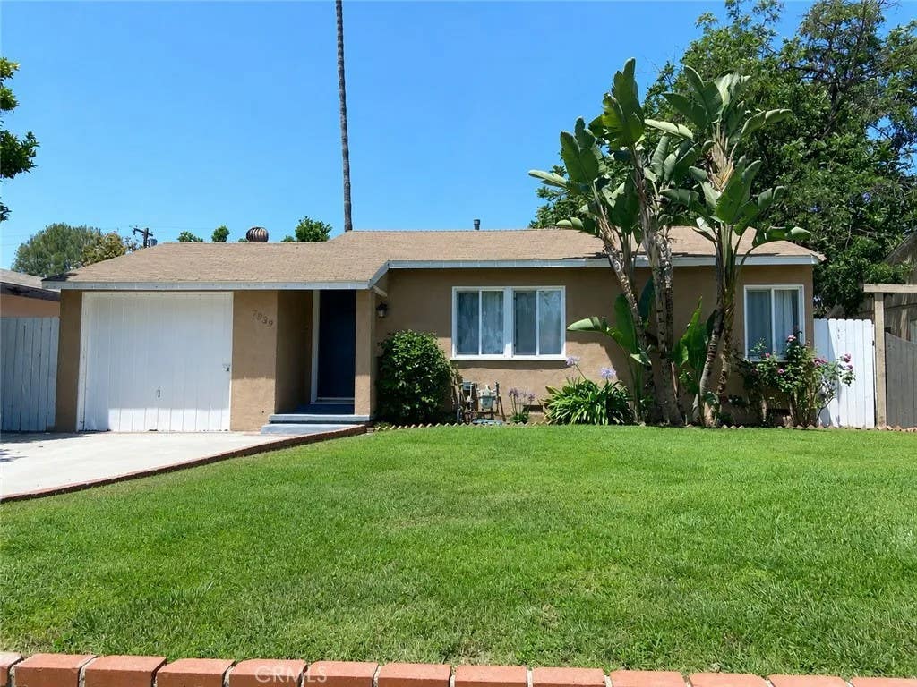 Photo of 7339 White Oak Ave, Reseda, CA 91335 (MLS # SR26171324)