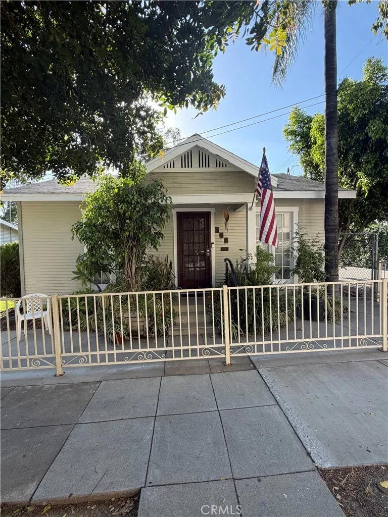 Photo of 317 N Palm AVE, Ontario, CA 91762 (MLS # CV26123881)