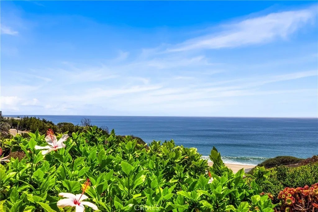 Photo of 6824 Las Olas WAY, Malibu, CA 90265 (MLS # SR26205473)