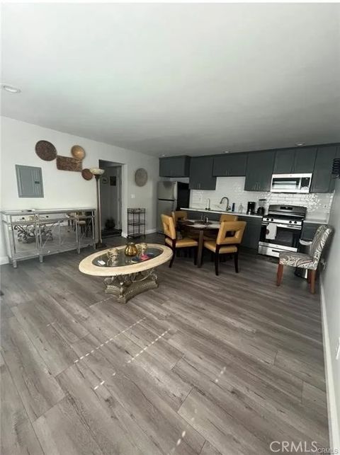 1303 W 109th Los Angeles CA 90044