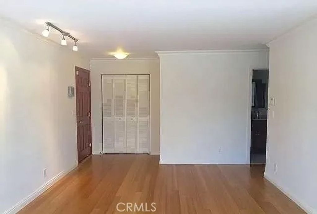Photo of 1154 S Barrington Ave #102, Los Angeles, CA 90049 (MLS # GD26001625)