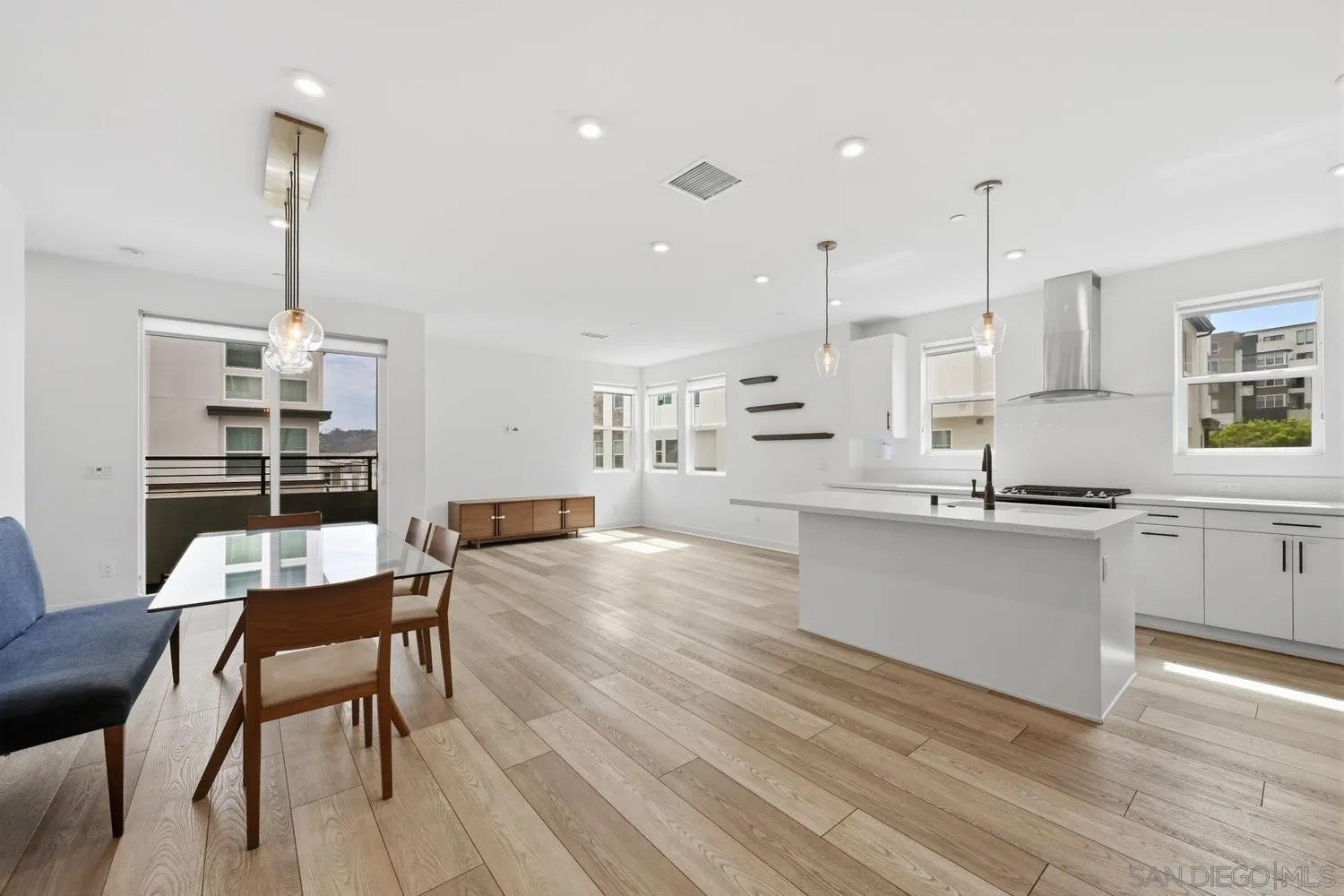 2702 Via Avella