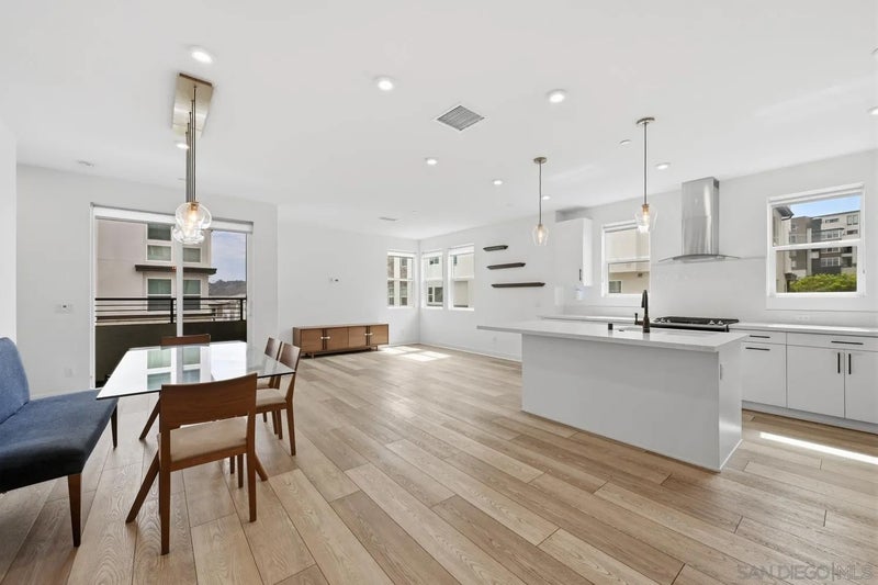 2702 Via Avella