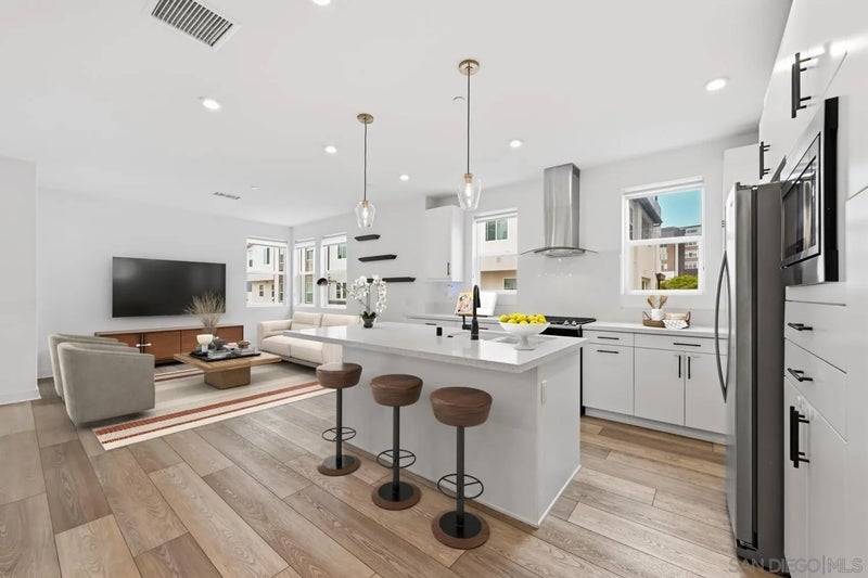 2702 Via Avella