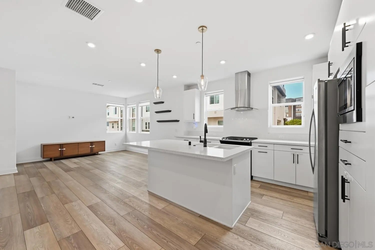 2702 Via Avella