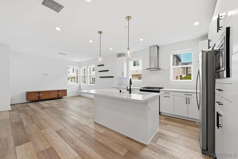 2702 Via Avella
