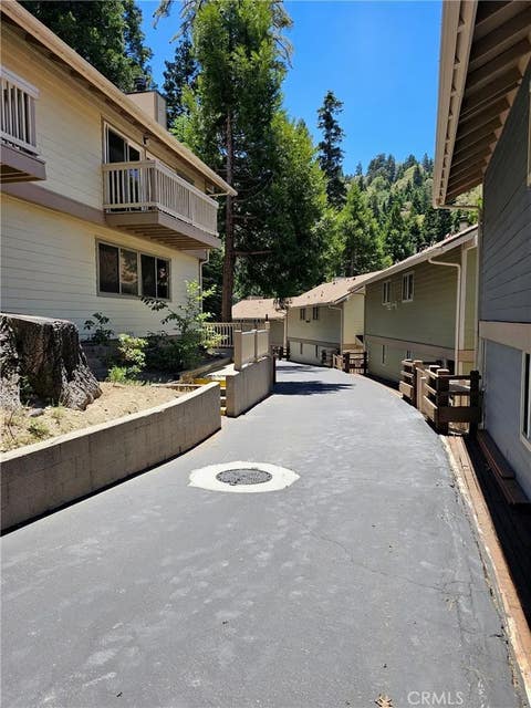 Photo of 307 Canyon Crest, Lake Arrowhead, CA 92352 (MLS # CV26000308)