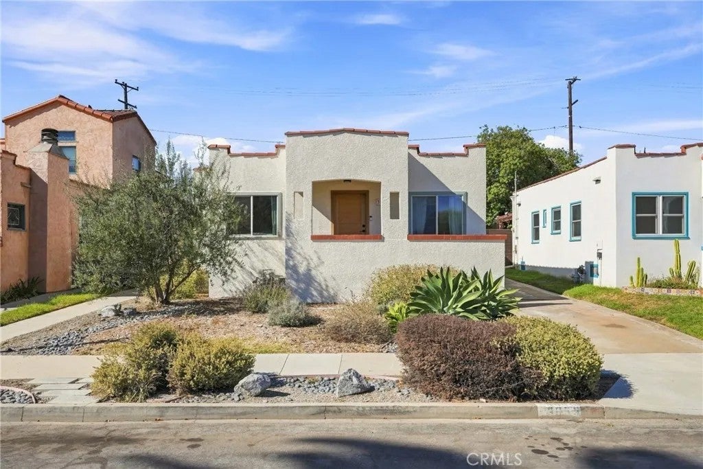 3855 E Wilton