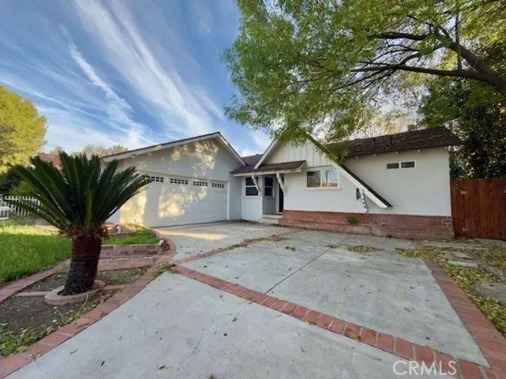 Photo of 18648 Gledhill St, Northridge, CA 91324 (MLS # SR26044895)
