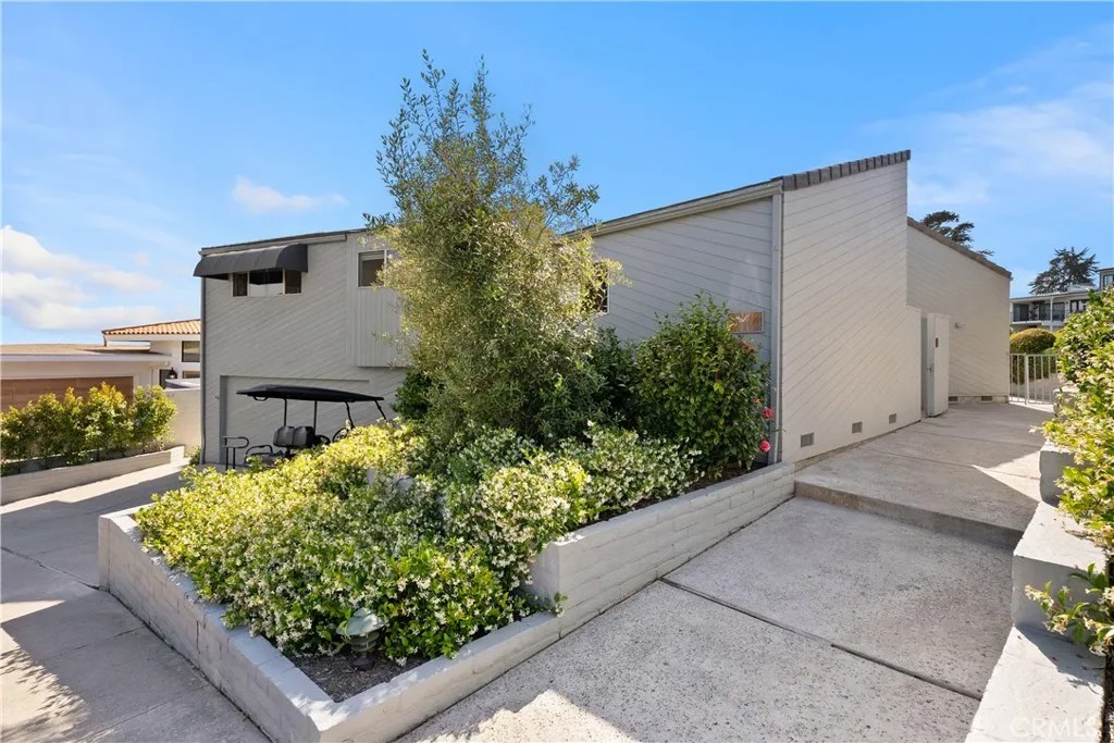 504 Avenida La Costa