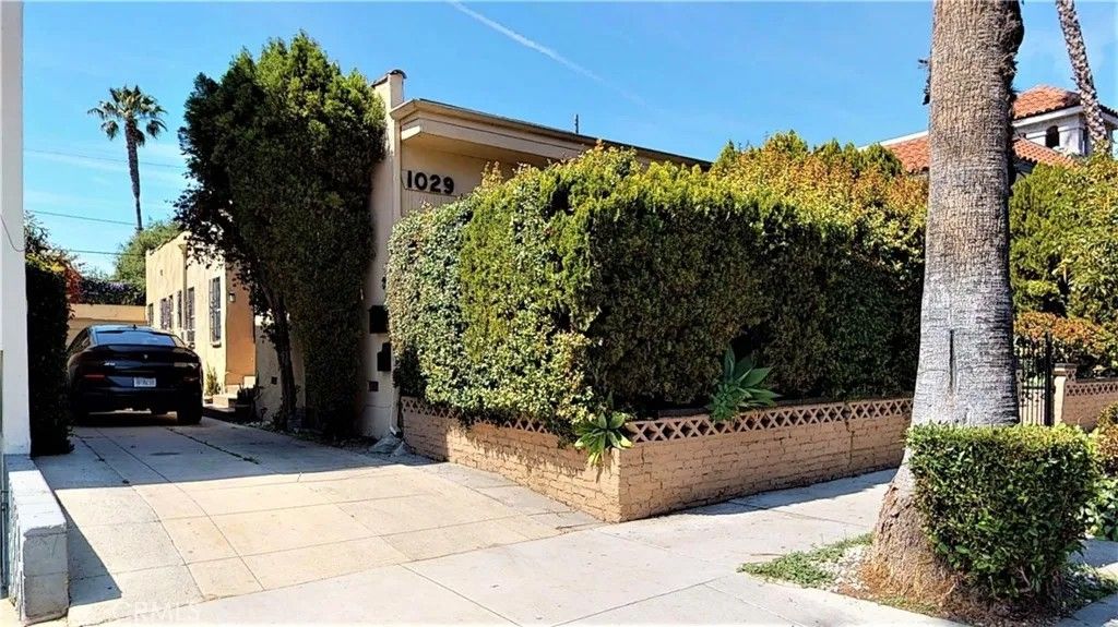 Photo of 1029 N Orange Grove, West Hollywood, CA 90046 (MLS # SR26012420)