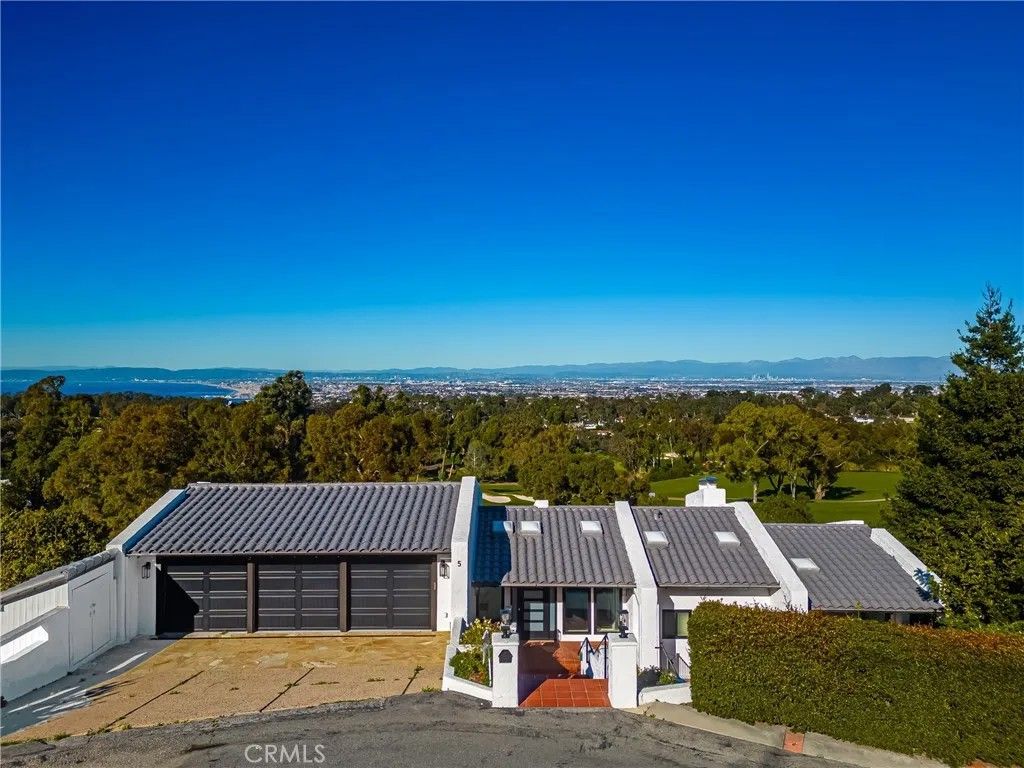 Photo of 5 Yellow Brick Road, Rancho Palos Verdes, CA 90275 (MLS # OC25282317)