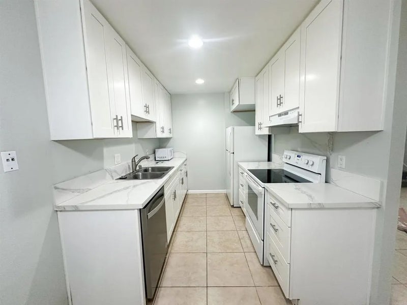 2121 E Grand Avenue H29