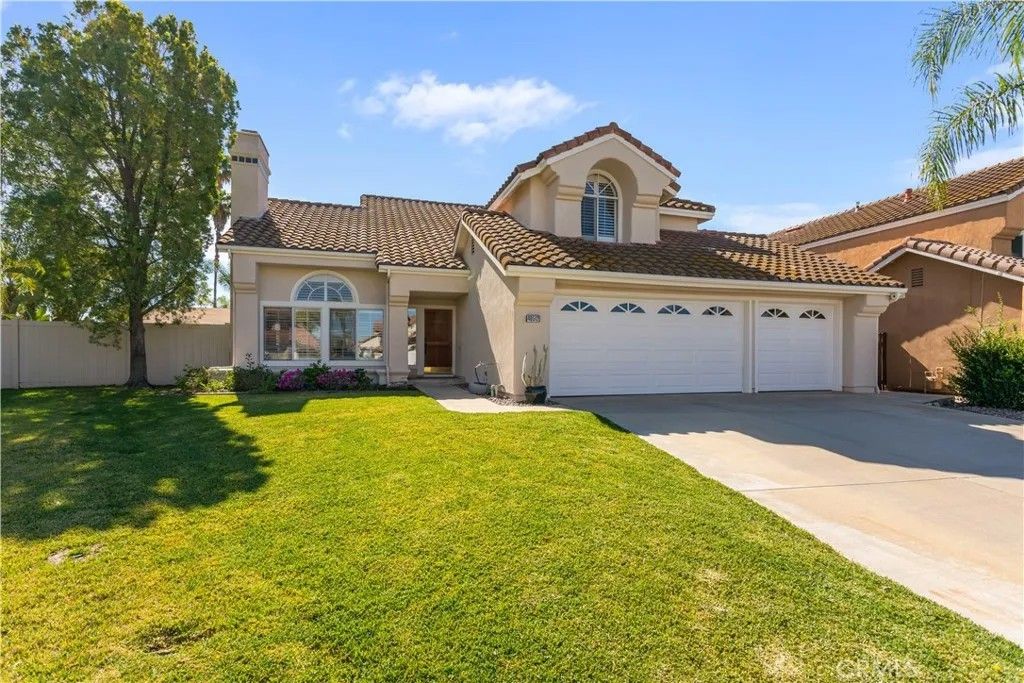 Photo of 40512 Corte De Opalo, Murrieta, CA 92562 (MLS # SW26074258)