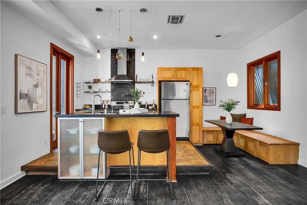 Photo of 8738 Wonderland Avenue, Los Angeles, CA 90046 (MLS # SR26082143)