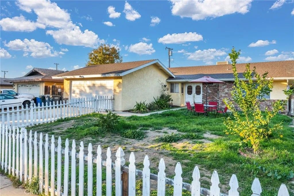 Photo of 1226 Lucerne Dr, Hemet, CA 92543 (MLS # CV26045630)