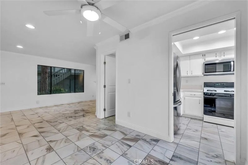 229 W Wilson Street 10