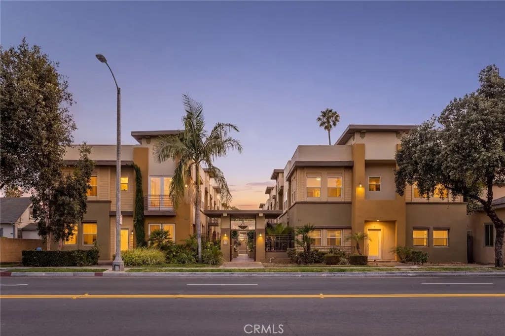 Photo of 431 N Los Robles Avenue #2, Pasadena, CA 91101 (MLS # AR26145381)