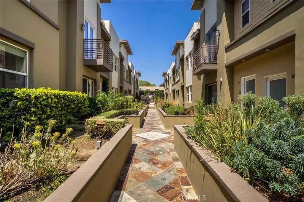 Photo of 431 N Los Robles Avenue #2, Pasadena, CA 91101 (MLS # AR26145381)