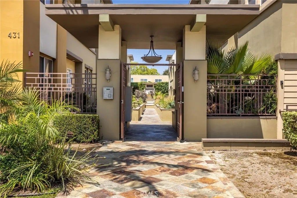 Photo of 431 N Los Robles Avenue #2, Pasadena, CA 91101 (MLS # AR26145381)