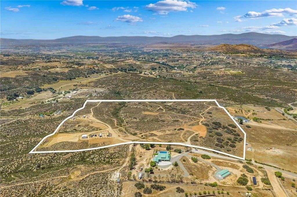 Photo of 38799 Calle Segovia, Temecula, CA 92592 (MLS # SW26114830)