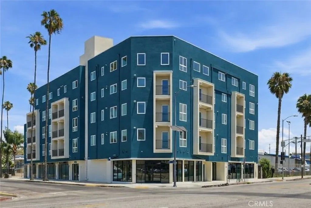 Photo of 1818 S Norton Avenue #304, Los Angeles, CA 90018 (MLS # AR25160110)