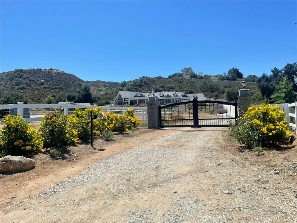 Photo of 37492 Calle De Lobo, Murrieta, CA 92562 (MLS # SW26129259)