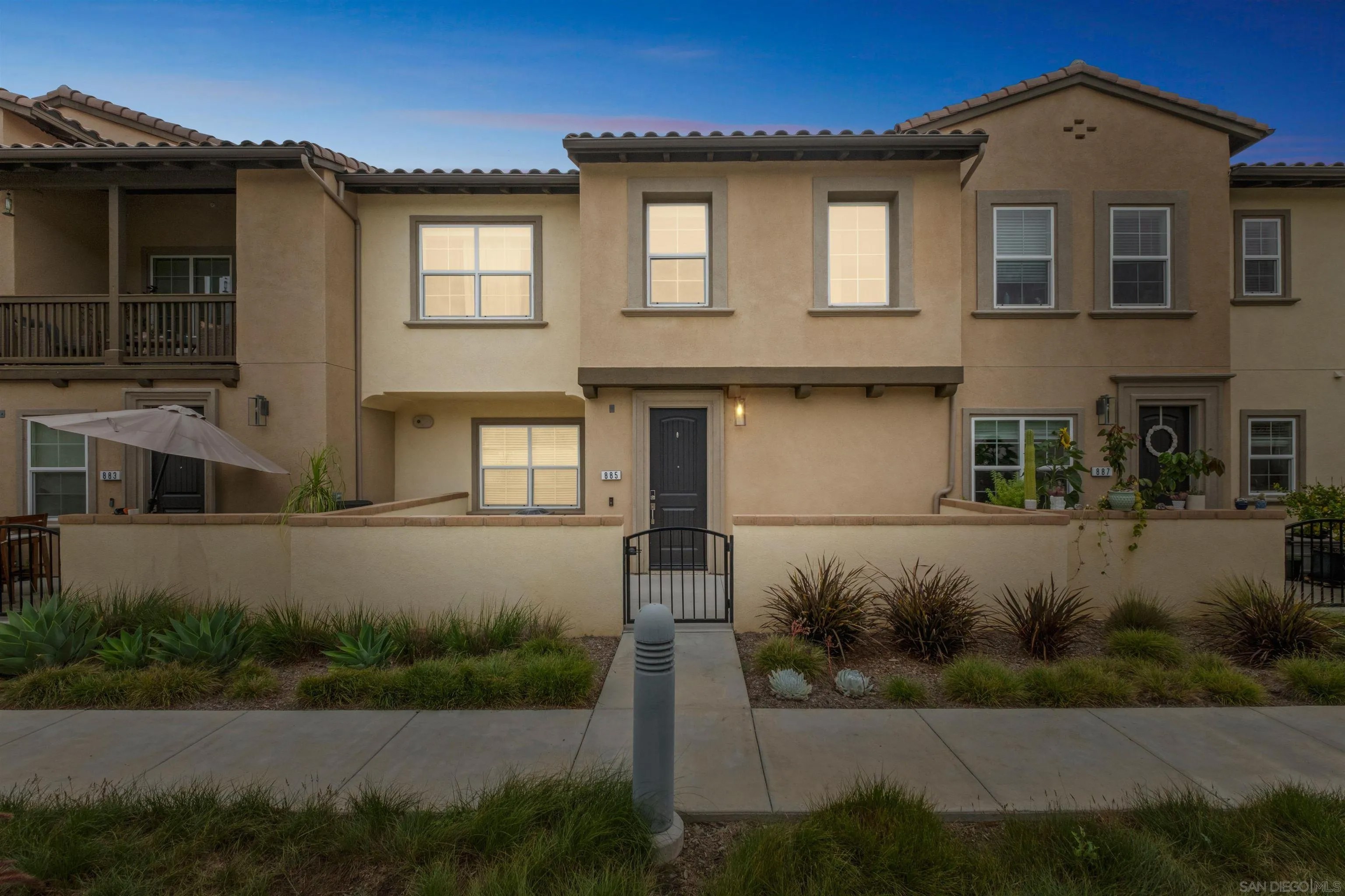 885 Blackstone