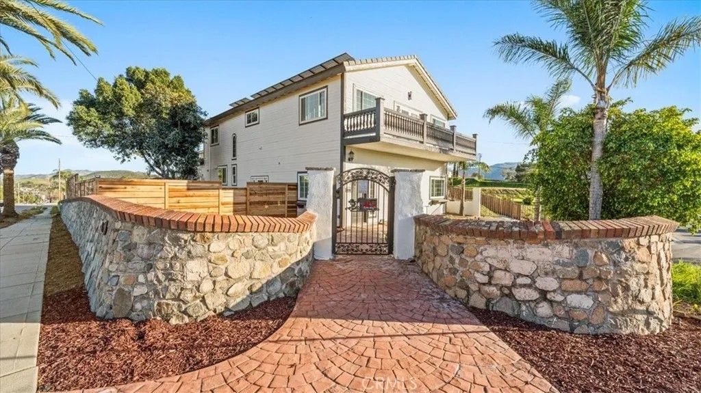 Photo of 1006 W Pottery St, Lake Elsinore, CA 92530 (MLS # IG26041359)