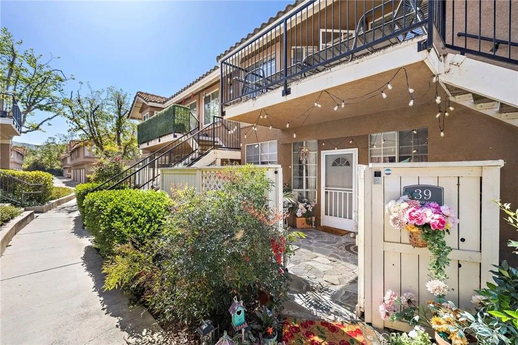 Photo of 39 Via Hermosa, Rancho Santa Margarita, CA 92688 (MLS # OC26085537)