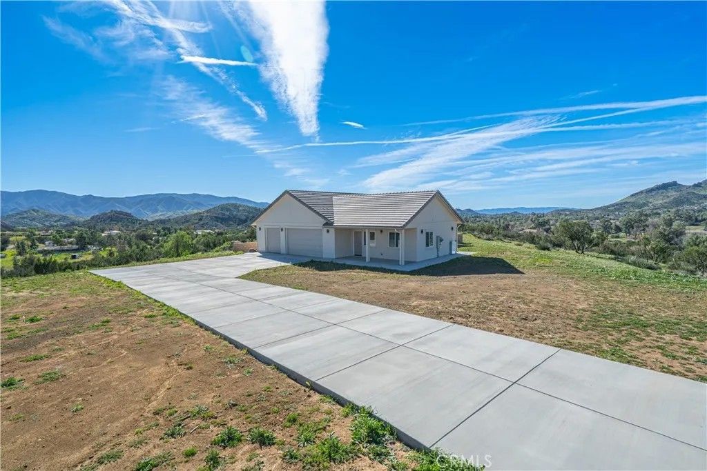 Photo of 10540 Darling Road, Agua Dulce, CA 91390 (MLS # SR26007106)
