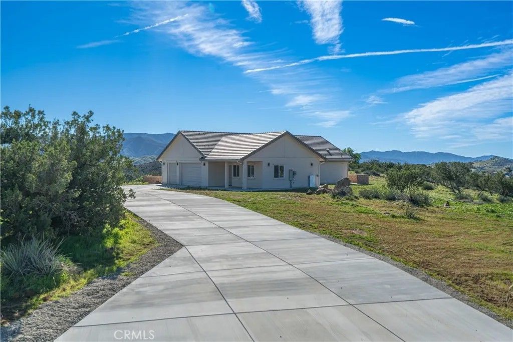 Photo of 10540 Darling Road, Agua Dulce, CA 91390 (MLS # SR26007106)