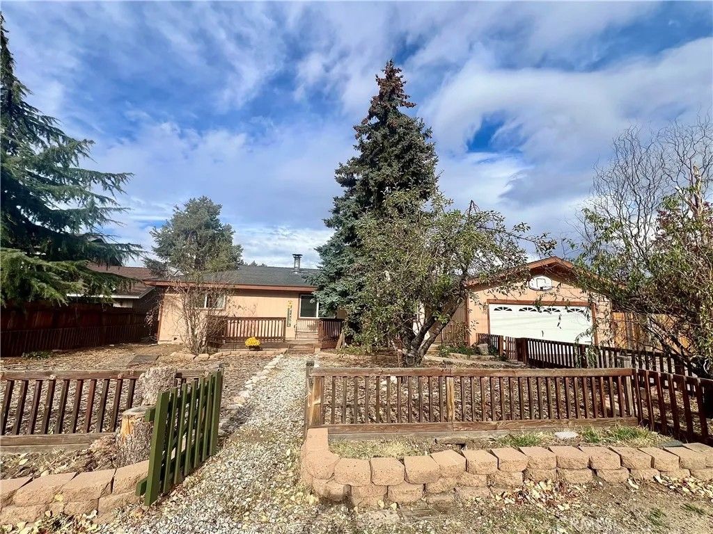Photo of 1118 Snowline Dr, Frazier Park, CA 93225 (MLS # SR25261473)