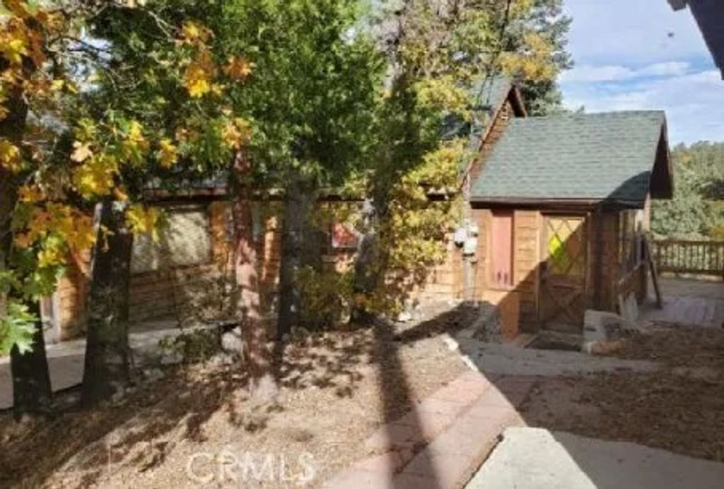 Photo of 33668 Angeles Dr, Green Valley Lake, CA 92341 (MLS # IV26000770)