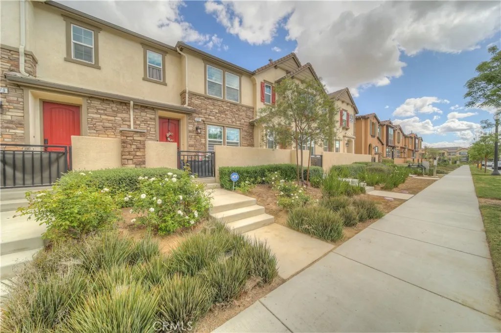 3981 E Huntington
