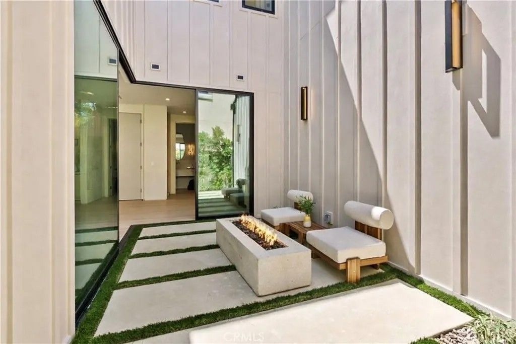 Photo of 14738 Otsego Street, Sherman Oaks, CA 91403 (MLS # SR26027031)