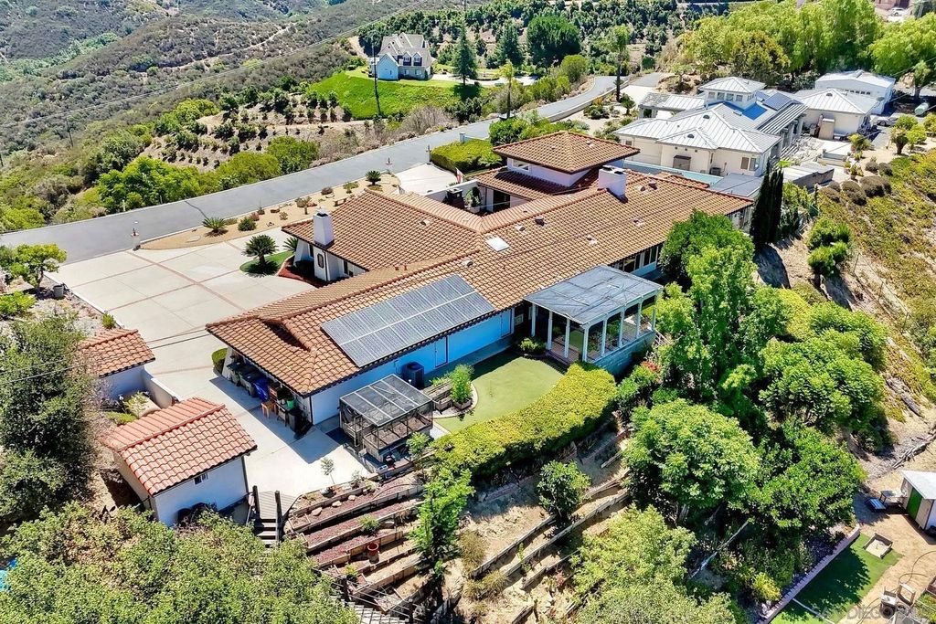 Photo of 2064 Santa Margarita Dr, Fallbrook, CA 92028 (MLS # 250035957)