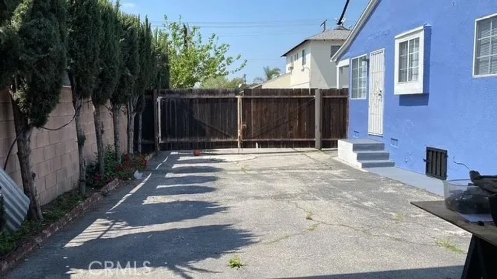 Photo of 6410 Tujunga Avenue, North Hollywood, CA 91606 (MLS # SR25245960)