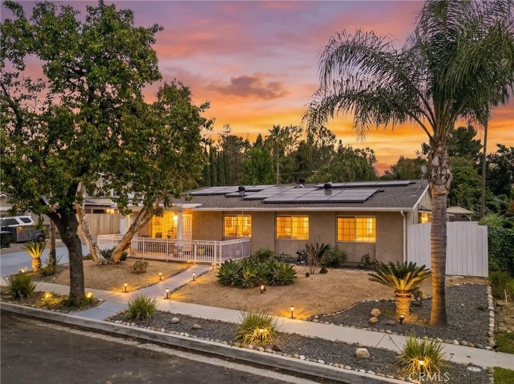 Photo of 9602 Gierson Ave, Chatsworth, CA 91311 (MLS # SR26067141)