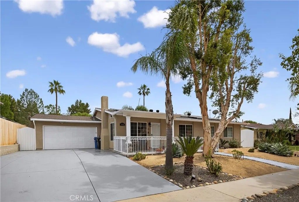 Photo of 9602 Gierson Ave, Chatsworth, CA 91311 (MLS # SR26067141)