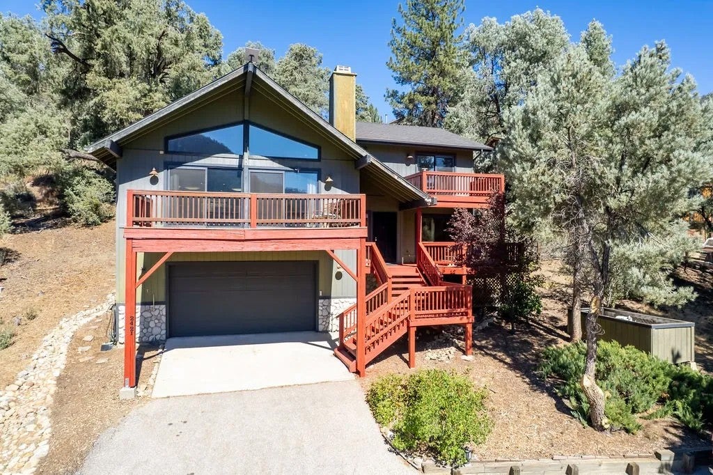 2421 Oakwood Court
