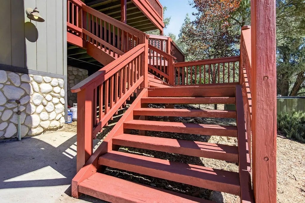 2421 Oakwood Court