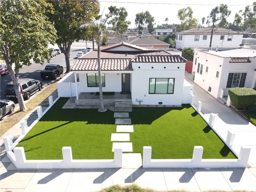 Photo of 500 W Buckthorn Street, Inglewood, CA 90301 (MLS # SB25249118)