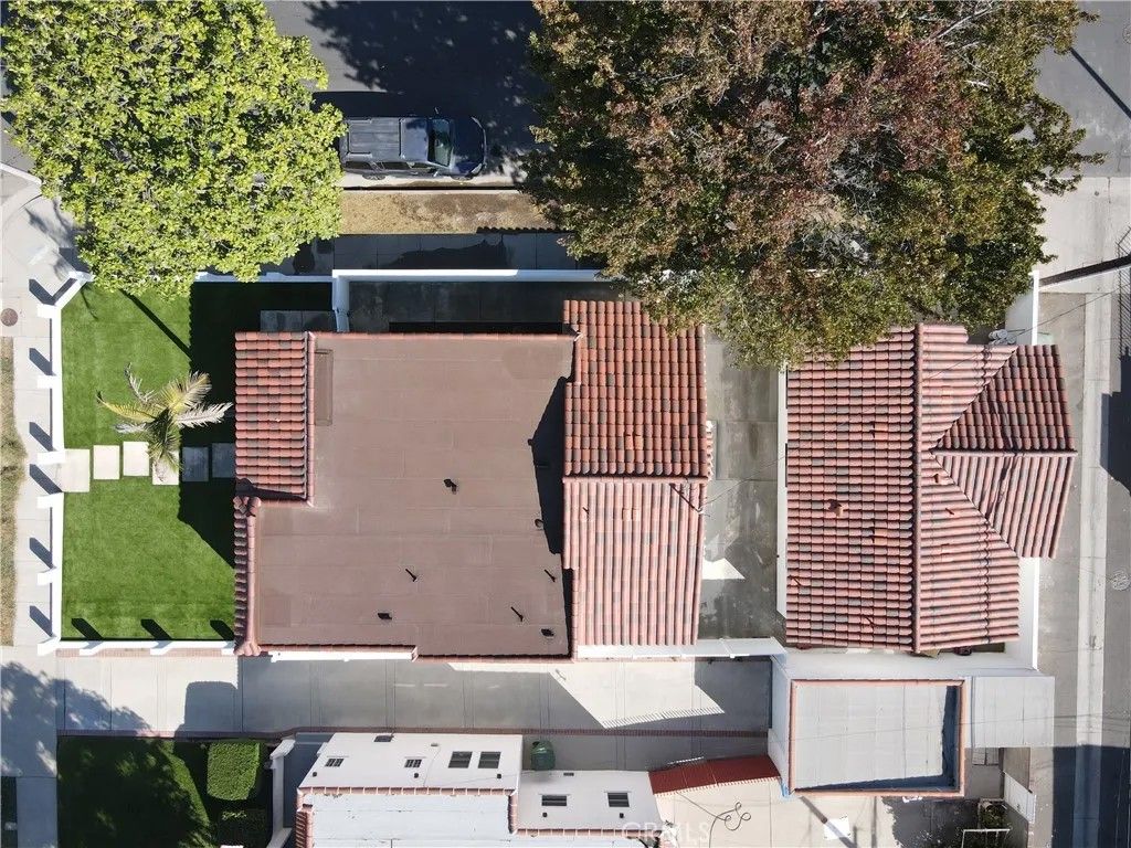 Photo of 500 W Buckthorn Street, Inglewood, CA 90301 (MLS # SB25249118)